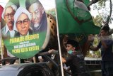 Peserta memainkan Bedug di atas mobil bak terbuka saat parade bedug di Kota Kediri, Jawa Timur, Minggu (4/11/2018). Parade bedug yang diselenggarakan Nahdlatul Ulama tersebut sebagai penutup rangkaian kegiatan Hari Santri Nasional. Antara Jatim/Prasetia Fauzani/ZK