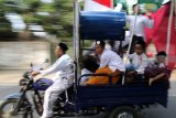 Peserta memainkan Bedug di atas mobil bak terbuka saat parade bedug di Kota Kediri, Jawa Timur, Minggu (4/11/2018). Parade bedug yang diselenggarakan Nahdlatul Ulama tersebut sebagai penutup rangkaian kegiatan Hari Santri Nasional. Antara Jatim/Prasetia Fauzani/ZK