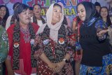 Putri mantan Presiden Abdurrahman Wahid, Zannuba Ariffah Chafsoh atau Yenny Wahid (tengah) didampingi Bupati Karawang Celicca Nurrachadiana (kanan) menghadiri acara Pelangi Nusantara di Plaza Pemda, Karawang, Jawa Barat, Selasa (06/11/2018). Pemerintah Kabupaten Karawang menyelenggarakan acara tersebut untuk mengokohkan persaudaraan kebangsaan budaya lintas iman dari berbagai agama. ANTARA JABAR/M Ibnu Chazar/agr.
