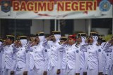 Sejumlah calon muda praja melakukan penghormatan saat mengikuti pelantikan muda praja angkatan XXIX di Kampus Institut Pemerintahan Dalam Negeri (IPDN), Kabupaten Sumedang, Jawa Barat, Jumat (2/11/2018). Wakil Presiden Jusuf Kalla melantik 1.994 orang calon muda praja menjadi muda praja IPDN untuk selanjutnya menempuh pendidikan selama empat tahun guna mempersiapkan muda praja menjadi aparatur pemerintahan. ANTARA JABAR/Raisan Al Farisi/agr.