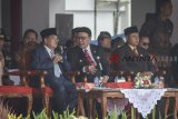 Wakil Presiden Jusuf Kalla (kiri) berbincang dengan Menteri Dalam Negeri Tjahjo Kumolo (tengah) dan Wakil Gubernur Jawa Barat Uu Ruzhanul Ulum (kanan) saat pelantikan muda praja angkatan XXIX di Kampus Institut Pemerintahan Dalam Negeri (IPDN), Kabupaten Sumedang, Jawa Barat, Jumat (2/11/2018). Wakil Presiden Jusuf Kalla melantik 1.994 orang calon muda praja menjadi muda praja IPDN untuk selanjutnya menempuh pendidikan selama empat tahun guna mempersiapkan muda praja menjadi aparatur pemerintahan. ANTARA JABAR/Raisan Al Farisi/agr.