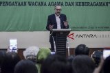 Duta Besar Inggris untuk Indonesia Moazzam Malik memberikan sambutan saat pelatihan literasi keagamaan di Balai Diklat Kegamaan, Bandung, Jawa Barat, Rabu (28/11/2018). Acara yang digagas British Council and Indonesia Consortium for Religious Studies (ICRS) tersebut bertujuan meningkatkan kapasitas pemuka agama dan guru di bawah Kementerian Agama untuk terlibat dalam isu kontemporer agama serta mempromosikan keadilan sosial, dan kerukunan beragama. ANTARA JABAR/Raisan Al Farisi/agr.