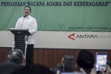 Menteri Agama Lukman Hakim Saifuddin memberikan sambutan saat pelatihan literasi keagamaan di Balai Diklat Kegamaan, Bandung, Jawa Barat, Rabu (28/11/2018). Acara yang digagas British Council and Indonesia Consortium for Religious Studies (ICRS) tersebut bertujuan meningkatkan kapasitas pemuka agama dan guru di bawah Kementerian Agama untuk terlibat dalam isu kontemporer agama serta mempromosikan keadilan sosial, dan kerukunan beragama. ANTARA JABAR/Raisan Al Farisi/agr.