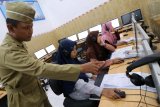 Polisi berpakaian ala tempo dulu melayani pemohon Surat Izin Mengemudi (SIM) di Polresta Kediri, Jawa Timur, Sabtu (10/11/18). Pelayanan bertema Hari Pahlawan tersebut guna mengenang jasa pahlawan pejuang kemerdekaan Indonesia. Antara Jatim/Prasetia Fauzani/ZK.