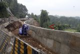 Aktivitas proyek pelebaran Jalan Raya Puncak di Bogor, Jawa Barat, Rabu (28/11/2018). Pelebaran jalan Ciawi-Puncak sepanjang lima kilometer yang dilakukan Kementerian Pekerjaan Umum dan Perumahan Rakyat (PUPR) menggunakan APBN dengan nilai kontrak Rp73 miliar tersebut diharapkan dapat mengurangi kemacetan di kawasan itu. ANTARA JABAR/Yulius Satria Wijaya/agr.