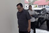 Tersangka Dugaan pungli pengurusan biaya pemecahan Surat Pemberitahuan Pajak Terutang (SPPT) Muslih Hadi Wibowo (Kiri) berjalan menuju ruangan jaksa saat pelimpahan di Kantor Kejaksaan Negeri Blitar, Jawa Timur, Senin (12/11/2018). Tersangka yang menjabat sebagai Kepala Kecamatan tersebut ditangkap bersama seorang staffnya dalam sebuah operasi tangkap tangan (OTT) oleh Tim Saber Pungli Polres Blitar pada Kamis (18/10/2018) lalu, dan kini berkas perkaranya sudan dianggap lengkap oleh jaksa (P-21) dan siap disidangkan. Antara Jatim/Irfan Anshori/ZK