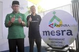 Gubernur Jawa Barat Ridwan Kamil (kiri) bersama Direktur Utama Bank Bjb Ahmad Irfan (kanan) foto bersama saat peluncuran program Bjb Mesra di Masjid Al-Hikmah, Leuwiliang, Bogor, Jawa Barat, Selasa (27/11/2018). PT Bank Pembangunan Jawa Barat dan Banten, Tbk. (bank Bjb) bersama Pemerintah Provinsi Jawa Barat meluncurkan program Bjb Mesra (Masyarakat Ekonomi Sejahtera) dalam rangka menumbuhkembangkan para pelaku UMKM khususnya umat beragama yang ada di sekitar rumah ibadat di Jawa Barat. ANTARA JABAR/Yulius Satria Wijaya/agr.