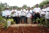 Sejumlah keluarga dan kerabat berdoa saat pemakaman korban jatuhnya pesawat Lion Air JT 610 Arif Yustian di TPU Karang Anyarm Bojong Gede, Bogor, Jawa Barat, Jumat (9/11/2018). Arif Yustian merupakan salah satu penumpang pesawat Lion Air JT 610 yang jatuh di perairan Tanjung Karawang, Jawa Barat. ANTARA JABAR/Yulius Satria Wijaya/agr