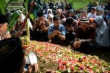 Jenazah Shintia Melina dimakamkan di Padang