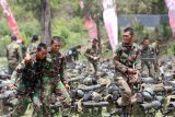 Prajurit TNI-AD merangkul rekanya saat mengikuti pedidikan pasukan Raider di Taman wisata Alam (TWA) Gunung Ijen di Banyuwangi Jawa Timur, Rabu (21/11/2018). Sebanyak 500 prajurit mengikuti pelatihan Pembentukan (Lattuk) Raider selama 84 hari yang terdiri dari tiga tahapan yakni Basis, Hutan Gunung dan Rawa Laut, untuk meningkatkan kualitas dan kemampuan prajurit yang handal dan profesional. Antara Jatim/Budi Candra Setya/ZK