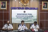 Dirjen Perhubungan Udara Kemenhub Polana Banguningsih Pramesti (tengah) bersama Ketua KNKT Soerjanto Tjahjono (kiri) dan Kepala Biro Komunikasi dan Informasi Publik Kemenhub Hengki Angkasawan, memberikan keterangan pers tentang penanganan kecelakaan pesawat Lion Air JT610 di Kemenhub, Jakarta, Senin (12/11/2018). KNKT akan terus melakukan pencarian bagian kotak hitam pesawat tersebut yang berisi Cockpit Voice Recorder (CVR) meski pencarian korban telah dihentikan. ANTARA FOTO/Hafidz Mubarak A/hp.