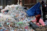 Pekerja memilah sampah plastik yang dapat didaur ulang di tempat penampungan, Desa Gampong Jawa, Banda Aceh, Aceh, Selasa (6/11/2018). Menurut data Asosiasi Industri Plastik Indonesia (INAPLAS) dan Badan Pusat Statistik (BPS) sampah plastik di Indonesia mencapai 64 juta ton/tahun dan menjadi negara nomor dua penyumbang sampah plastik dunia sehingga pemerintah menetapkan target pengurangan sampah plastik hingga 30 persen dan pengelolaan sebesar 70 persen pada 2025 mendatang. (Antara Aceh/Irwansyah Putra.)

