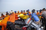 Tim SAR gabungan membawa temuan dari pesawat Lion Air JT 610 di perairan Karawang, Pantai Tanjung Pakis, Jawa Barat, Sabtu (3/11/2018). Temuan tersebut terdiri dari 25 