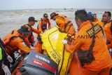 Tim SAR gabungan membawa temuan dari pesawat Lion Air JT 610 di perairan Karawang, Pantai Tanjung Pakis, Jawa Barat, Sabtu (3/11/2018). Temuan tersebut terdiri dari 25 