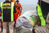 Tim SAR gabungan membawa temuan dari pesawat Lion Air JT 610 di perairan Karawang, Pantai Tanjung Pakis, Jawa Barat, Sabtu (3/11/2018). Temuan tersebut terdiri dari 25 