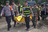 Tim SAR gabungan membawa temuan dari pesawat Lion Air JT 610 di perairan Karawang, Pantai Tanjung Pakis, Jawa Barat, Sabtu (3/11/2018). Temuan tersebut terdiri dari 25 