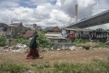 Warga beraktivitas pada kawasan pemukiman padat di Kota Bandung (6/11/2018).  Menurut Data Badan Pusat Statistik pada 2018 tercatat sebanyak 2,327 juta jiwa warga miskin Jawa barat tinggal di perkotaan sementara 1,288 juta jiwa tersebar di perdesaan. ANTARA JABAR/Novrian Arbi/agr.