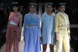 Sejumlah peragawati memamerkan busana yang dikenakannya saat jumpa pers Arva’s Annual Fashion Show 2018 di Surabaya, Jawa Timur, Sabtu (17/11/2018). Peragaan busana bertajuk Synergy itu menampilkan 96 koleksi bernuansa Modern Society, Preppy Retro, Pastel Tropical dan Devinity Essence karya para siswa Arva School of Fashion. Antara Jatim/Didik Suhartono/ZK