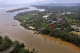 Foto diudara Jembatan Pasanggrahan atau jembatan Pansel Jabar yang ambruk diterjang arus sungai akibat banjir bandang di Desa Cipatujah, Kabupaten Tasikmalaya, Jawa Barat, Kamis (8/11/2018). Kementerian PUPR memasang jembatan beily atau jembatan sementara yang menghubungkan jalur Tasikmalaya dengan Garut yang ditargetkan selesai lima sampai enam hari. ANTARA JABAR/Adeng Bustomi/agr.