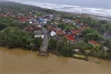 Foto diudara Jembatan Pasanggrahan atau jembatan Pansel Jabar yang ambruk diterjang arus sungai akibat banjir bandang di Desa Cipatujah, Kabupaten Tasikmalaya, Jawa Barat, Kamis (8/11/2018). Kementerian PUPR memasang jembatan beily atau jembatan sementara yang menghubungkan jalur Tasikmalaya dengan Garut yang ditargetkan selesai lima sampai enam hari. ANTARA JABAR/Adeng Bustomi/agr.