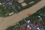 Foto diudara Jembatan Pasanggrahan atau jembatan Pansel Jabar yang ambruk diterjang arus sungai akibat banjir bandang di Desa Cipatujah, Kabupaten Tasikmalaya, Jawa Barat, Kamis (8/11/2018). Kementerian PUPR memasang jembatan beily atau jembatan sementara yang menghubungkan jalur Tasikmalaya dengan Garut yang ditargetkan selesai lima sampai enam hari. ANTARA JABAR/Adeng Bustomi/agr.