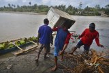 Warga menyebrang menggunakan perahu di muara sungai Cipatujah, Kabupaten Tasikmalaya, Jawa Barat, Kamis (15/11/2018). Pasca Jembatan Pasanggrahan, Cipatujah atau jembatan Pansel Jabar ambruk yang menghubungkan Kabupaten Tasikmalaya dengan Kabupaten Garut terpaksa harus menggunakan perahu nelayan untuk melintasi sungai tersebut sehingga aktivitas perekonomian warga terganggu. ANTARA JABAR/Adeng Bustomi/agr.