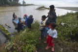 Warga menyebrang menggunakan perahu di muara sungai Cipatujah, Kabupaten Tasikmalaya, Jawa Barat, Kamis (15/11/2018). Pasca Jembatan Pasanggrahan, Cipatujah atau jembatan Pansel Jabar ambruk yang menghubungkan Kabupaten Tasikmalaya dengan Kabupaten Garut terpaksa harus menggunakan perahu nelayan untuk melintasi sungai tersebut sehingga aktivitas perekonomian warga terganggu. ANTARA JABAR/Adeng Bustomi/agr.