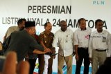 General Manager PLN Unit Induk Wilayah Kalbar Richard Safkaur (ketiga kanan) bersama Wakil Bupati Sanggau Yohanes Ontot (keempat kanan), Senior Manager Niaga dan Pelayanan Pelanggan PLN Unit Induk Wilayah Kalbar Parulian Noviandri (kedua kanan) dan Manajer UP3 Sanggau PLN Unit Induk Wilayah Kalbar Didi Kurniawan Abuhari (kanan) menekan tombol peresmian layanan listrik menyala 24 jam di Kecamatan Toba, Kabupaten Sanggau, Kalimantan Barat, Senin (5/11/2018). Kini masyarakat Kecamatan Toba, Kabupaten Sanggau sudah dapat menikmati layanan listrik PT PLN (Persero) selama 24 jam, setelah sebelumnya hanya dapat menggunakan listrik selama 12 jam sejak 1992 hingga Oktober 2018. ANTARA FOTO/HS Putra/jhw