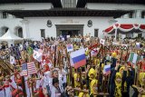 Anak-anak memainkan angklung dalam rangka Hari Angklung Sedunia di Gedung Sate, Bandung, Jawa Barat, Minggu (18/11/2018). Peringatan Hari angklung sedunia tersebut diikuti oleh 174 grup atau 7.000 orang yang memainkan angklung secara bersama-sama dari berbagai wilayah di Jawa Barat. ANTARA JABAR/Raisan Al Farisi/agr.