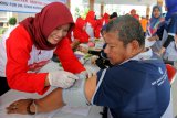 Petugas kesehatan memeriksa tekanan darah seorang warga saat pemeriksaan darah gratis dalam rangka Peringatan Hari Diabetes Sedunia di alun-alun Kanigoro Blitar, Jawa Timur, Jumat (16/11/2018). Pemeriksaan gratis tersebut guna mengkampanyekan bahaya penyakit Diabetes Melitus yang menurut penelitian International Diabetes Federation (IDF) pada 2015, jumlah penderitanya mencapai 10juta jiwa di indoneisa dan diperkirakan terus meningkat hinna 2040. Antara Jatim/Irfan Anshori/ZK