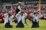 Sejumlah pelajar menampilkan kesenian saat peringatan Hari Guru Nasional di lapangan Gelora 10 Nopember Surabaya, Jawa Timur, Minggu (25/11/2018). Kegiatan yang diikuti ribuan guru Taman Kanak-Kanak, SD maupun SMP se-Surabaya tersebut untuk memperingati Hari Guru Nasional. Antara Jatim/Didik Suhartono/ZK.