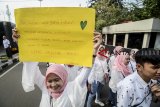 Mahasiswa Jurusan Psikologi Universitas Islam Negeri (UIN) Sunan Gunung Djati melakukan kampanye positif saat Hari Bebas Kendaraan Bermotor (HBKB) di Dago, Bandung, Jawa Barat, Minggu (4/11/2018). Kampanye positif tersebut dilakukan dalam rangka memperingati Hari Kesehatan Mental Sedunia yang jatuh pada 10 Oktober lalu. ANTARA JABAR/Raisan Al Farisi/agr.