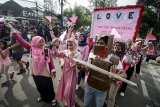 Mahasiswa Jurusan Psikologi Universitas Islam Negeri (UIN) Sunan Gunung Djati melakukan kampanye positif saat Hari Bebas Kendaraan Bermotor (HBKB) di Dago, Bandung, Jawa Barat, Minggu (4/11/2018). Kampanye positif tersebut dilakukan dalam rangka memperingati Hari Kesehatan Mental Sedunia yang jatuh pada 10 Oktober lalu. ANTARA JABAR/Raisan Al Farisi/agr.