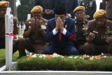 Presiden Joko Widodo (tengah) bersama veteran berdoa di depan pusara pahlawan seusai menjadi inspektur upacara peringatan Hari Pahlawan di Taman Makam Pahlawan Cikutra, Bandung, Jawa Barat, Sabtu (10/11/2018). ANTARA JABAR/Wahyu Putro A/agr.