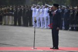 Presiden Joko Widodo memberikan penghormatan ketika menjadi inspektur upacara peringatan Hari Pahlawan di Taman Makam Pahlawan Cikutra, Bandung, Jawa Barat, Sabtu (10/11/2018). ANTARA JABAR/Wahyu Putro A/agr.