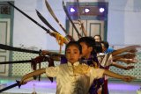 Sejumlah anak memperagakan seni bela diri Wushu di halaman rumah warga Tionghoa yang sudah ditempati lima generasi di Kota Kediri, Jawa Timur, Jumat (16/11/2018) malam. Kegiatan yang diselenggarakan Setara Institute dengan menampilkan sejumlah pertunjukan seni budaya tersebut guna memperingati Hari Toleransi Internasional. Antara Jatim/Prasetia Fauzani/ZK