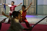 Sejumlah anak memperagakan seni bela diri Wushu di halaman rumah warga Tionghoa yang sudah ditempati lima generasi di Kota Kediri, Jawa Timur, Jumat (16/11/2018) malam. Kegiatan yang diselenggarakan Setara Institute dengan menampilkan sejumlah pertunjukan seni budaya tersebut guna memperingati Hari Toleransi Internasional. Antara Jatim/Prasetia Fauzani/ZK