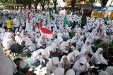 Ribuan siswa mengikuti sholawat bersama di Parkir Timur GOR Sidoarjo, Jawa Timur, Selasa (20/11/2018). Kegiatan Keluarga Besar Yayasan Pendidikan dan Sosial Ma’arif (YPM) tersebut dalam rangka memperingati Maulid Nabi Muhammad SAW. Antara Jatim/Umarul Faruq/ZK.