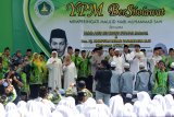 Gubernur Jatim terpilih Khofifah Indar Parawansa (keempat kiri) bersama  Keluarga Besar Yayasan Pendidikan dan Sosial Ma’arif (YPM)  bersholawat bersama di Parkir Timur GOR Sidoarjo, Jawa Timur, Selasa (20/11/2018) . Kegiatan Keluarga Besar Yayasan Pendidikan dan Sosial Ma’arif (YPM) tersebut dalam rangka memperingati Maulid Nabi Muhammad SAW. Antara Jatim/Umarul Faruq/ZK.