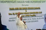 Gubernur Jatim terpilih Khofifah Indar Parawansa memberi sambutan saat mengikuti sholawat bersama di Parkir Timur GOR Sidoarjo, Jawa Timur, Selasa (20/11/2018). Kegiatan Keluarga Besar Yayasan Pendidikan dan Sosial Ma’arif (YPM) tersebut dalam rangka memperingati Maulid Nabi Muhammad SAW. Antara Jatim/Umarul Faruq/ZK.