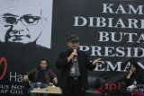  Penyidik KPK Novel Baswedan (tengah), Aktivis HAM Suciwati (kanan) dan Direktur Eksekutif Amnesty Internasional Indonesia Usman Hamid (kiri) menyampaikan paparan saat diskusi di Gedung KPK, Jakarta, Kamis (1/11/2018). Diskusi yang digelar bertepatan dengan 500 hari penyerangan terhadap Novel Baswedan tersebut tersebut membahas terkait pentingnya perlindungan bagi para pejuang HAM. ANTARA FOTO/Reno Esnir/kye.