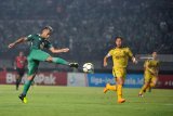 Pesepak bola Persebaya Surabaya Osvaldo Ardiles Haay (kiri) melepaskan tendangan kearah gawang Bhayangkara FC dalam lanjutan Liga 1 Indonesia di Stadion Gelora Bung Tomo (GBT) Surabaya, Jawa Timur, Senin (26/11/2018). Persebaya Surabaya kalahkan Bhayangkara FC dengan skor 1-0. Antara Jatim/M Risyal Hidayat/ZK