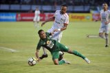 Pesepak bola Persebaya Surabaya Oktafianus Fernando (kiri) berebut bola dengan pesepak bola Persija Jakarta Rohit Chand (kanan) dalam lanjutan Liga 1 Indonesia di Stadion Gelora Bung Tomo (GBT) Surabaya, Jawa Timur, Minggu (4/11/2018). Persebaya Surabaya kalahkan Persija Jakarta dengan skor 3-0. Antara Jatim/M Risyal Hidayat/ZK