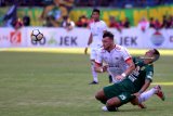 Pesepak bola Persebaya Surabaya Mokhamad Syaifuddin (kanan) berebut bola dengan pesepak bola Persija Jakarta Marko Simic (kanan) dalam lanjutan Liga 1 Indonesia di Stadion Gelora Bung Tomo (GBT) Surabaya, Jawa Timur, Minggu (4/11/2018). Persebaya Surabaya kalahkan Persija Jakarta dengan skor 3-0. Antara Jatim/M Risyal Hidayat/ZK