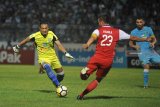 Penjaga gawang Persela Lamongan Dwi Kuswanto (kiri) berusaha menghentkan bola yang digiring pesepak bola Arema FC Hamka Hamzah (kanan) dalam lanjutan Liga-1 Indonesia di Stadion Surajaya Lamongan, Jawa Timur, Jumat (16/11/2018). Persela Lamongan menang atas Arema FC dengan skor 4-0. Antara Jatim/M Risyal Hidayat/ZK