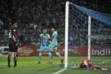 Pesepak bola Persela Lamongan Dendy Sulistyawan (kanan) bersama Wallace Costa Alves (kiri) melakukan selebrasi usai mencetak gol kegawang Arema FC dalam lanjutan Liga-1 Indonesia di Stadion Surajaya Lamongan, Jawa Timur, Jumat (16/11/2018). Persela Lamongan menang atas Arema FC dengan skor 4-0. Antara Jatim/M Risyal Hidayat/ZK