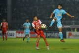 Pesepak bola Persela Lamongan Syahroni (kanan) berebut bola dengan pesepak bola Arema FC Dendi Santoso (kiri) dalam lanjutan Liga-1 Indonesia di Stadion Surajaya Lamongan, Jawa Timur, Jumat (16/11/2018). Persela Lamongan menang atas Arema FC dengan skor 4-0. Antara Jatim/M Risyal Hidayat/ZK