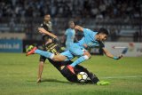 Pesepak bola Persela Lamongan Dendy Sulistyawan (kanan) diganjal pesepak bola Sriwijaya FC Alan Hendrique Ferreira (kiri) dalam lanjutan Liga 1 Indonesia di Stadion Surajaya Lamongan, Jawa Timur, Jumat (02/11/2018). Persela Lamongan kalahkan Sriwijaya FC dengan skor 3-0. Antara Jatim/M Risyal Hidayat/ZK