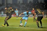 Pesepak bola Persela Lamongan Diego Assis (tengah) berusaha melewati hadangan pesepak bola Sriwijaya FC Marckho Sandy Merauje (kiri) dan Jeki Arisandi (kanan) dalam lanjutan Liga 1 Indonesia di Stadion Surajaya Lamongan, Jawa Timur, Jumat (02/11/2018). Persela Lamongan kalahkan Sriwijaya FC dengan skor 3-0. Antara Jatim/M Risyal Hidayat/ZK