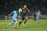 Pesepak bola Persela Lamongan Dendy Sulistyawan (kiri) berusaha melewati hadangan pesepak bola Sriwijaya FC Alan Hendrique Ferreira (kanan) dalam lanjutan Liga 1 Indonesia di Stadion Surajaya Lamongan, Jawa Timur, Jumat (02/11/2018). Persela Lamongan kalahkan Sriwijaya FC dengan skor 3-0. Antara Jatim/M Risyal Hidayat/ZK